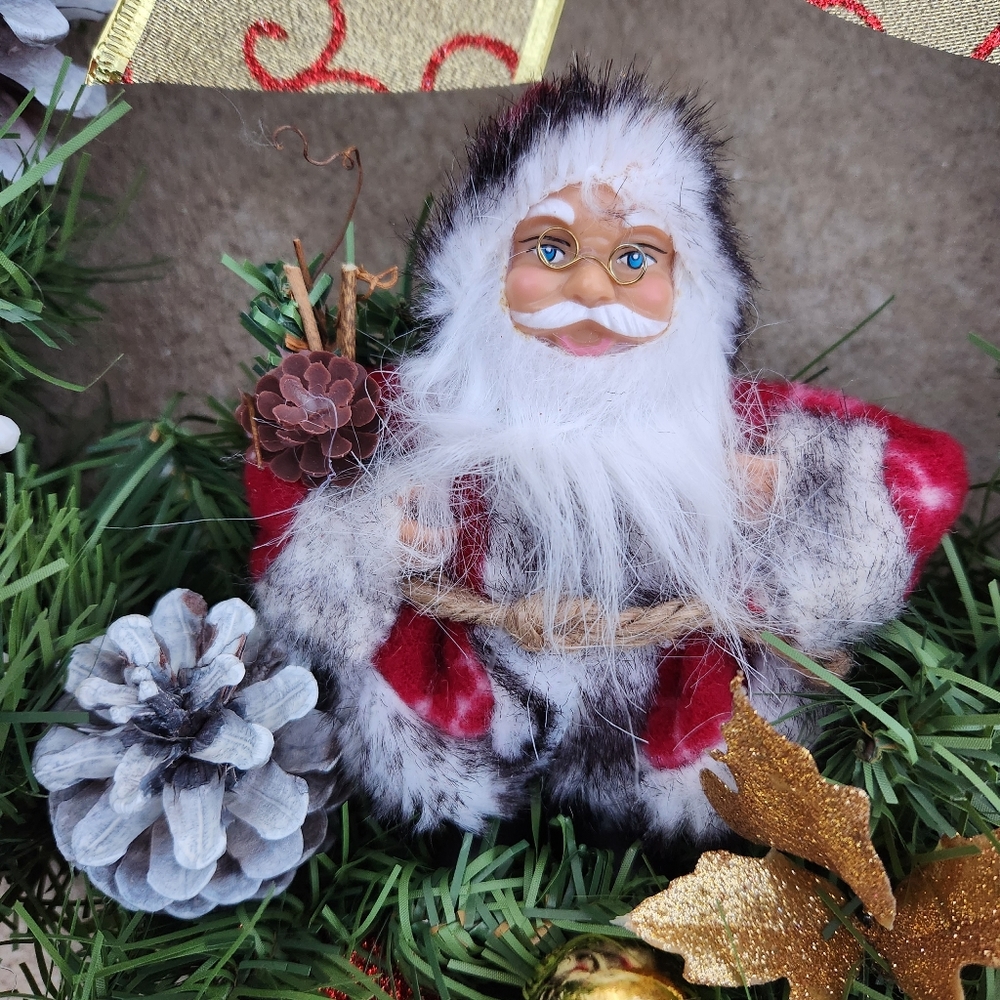 Handmade Snowflakes & Pinecones Santa Christmas Wreath - Picture 4 of 8